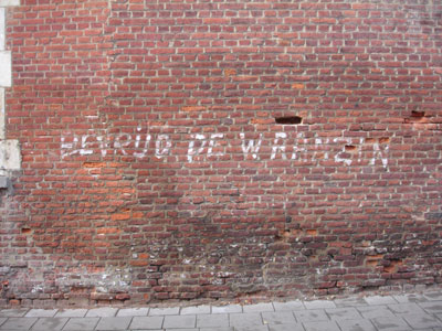 Bevrijd de waanzin (Liberate the madness): this surviving graffiti, linked to the Anti-Psychiatry mouvement of the sixties, has been the starting point of the collaboration.