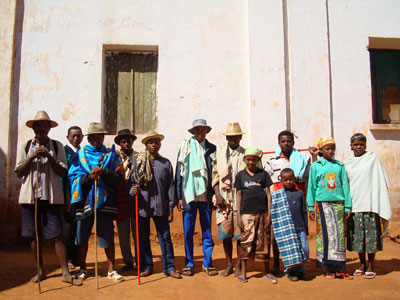 les mpikabary (pratiqueurs de kabary) du village d'Isorana, en Septembre 2007.